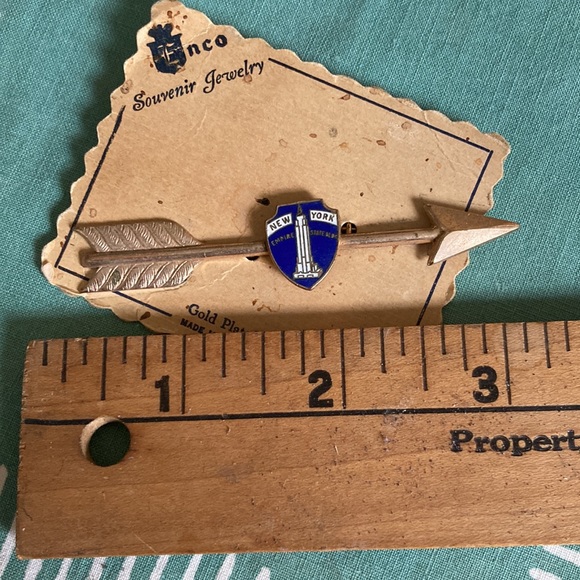 Deadstock vintage NY Empire State Building enamel gold plate souvenir arrow pin - Picture 4 of 10